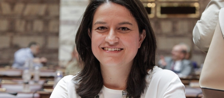 Λαός χωρίς εθνικότητα και θρησκεία: Η υπουργός Παιδείας Ν.Κεραμέως εξήγγειλε την υλοποίηση της απόφασης της ΑΔΑΕ